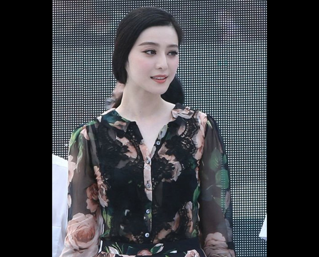 Hôm 10/8/2013, người đẹp quảng bá sản phẩm ở Quảng Đông, cô diện váy hoa tối màu.

